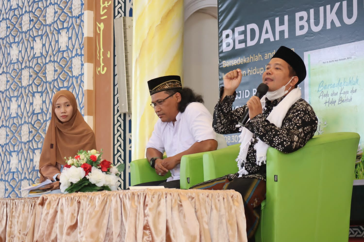 Bedah Buku Karya Pengasuh Pondok Pesantren Darul Hikam, Prof. Dr. Kiai M. Noor Harisudin, M.Fil.I.