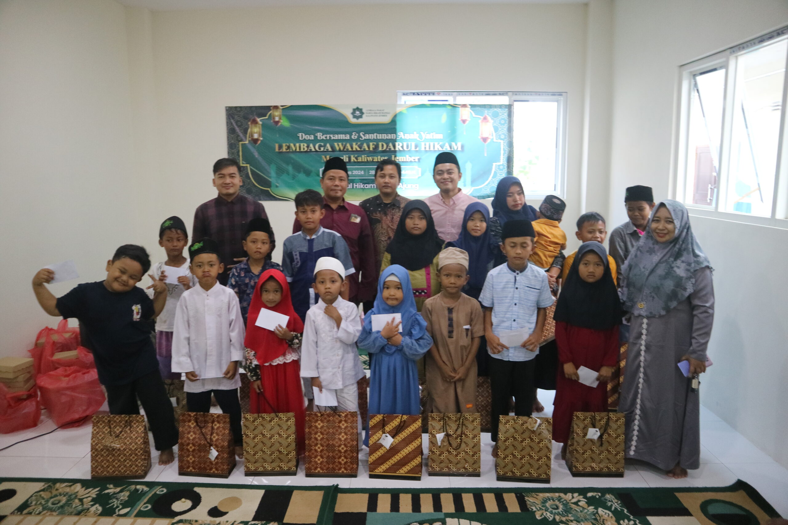 Santuni Puluhan Anak Yatim, Ini Harapan Direktur Lembaga Wakaf Darul Hikam