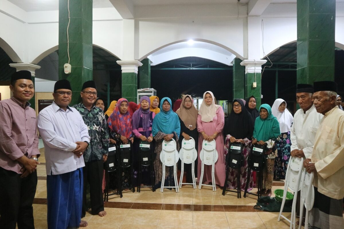 Wujudkan Masjid Ramah Lansia dan Difabel, Lembaga Wakaf Darul Hikam Kembali Serahkan Wakaf Kursi Sholat