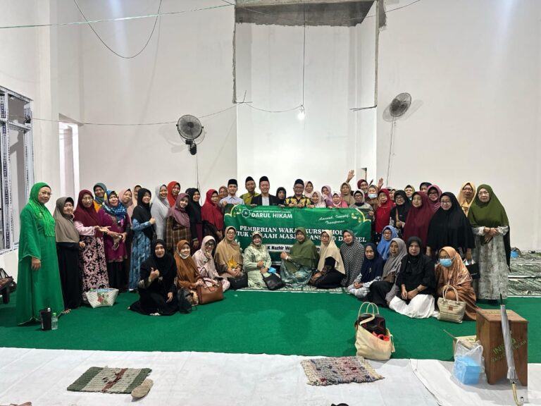 Fokus Masjid Ramah Lansia dan Difabel, Lazawa Darul Hikam Kembali Salurkan Wakaf Kursi di Kediri