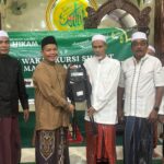 Wakaf Kursi Sholat ke-7 Diserahkan untuk Jamaah Masjid Jami’ Ar-Raudhoh Bangkalan