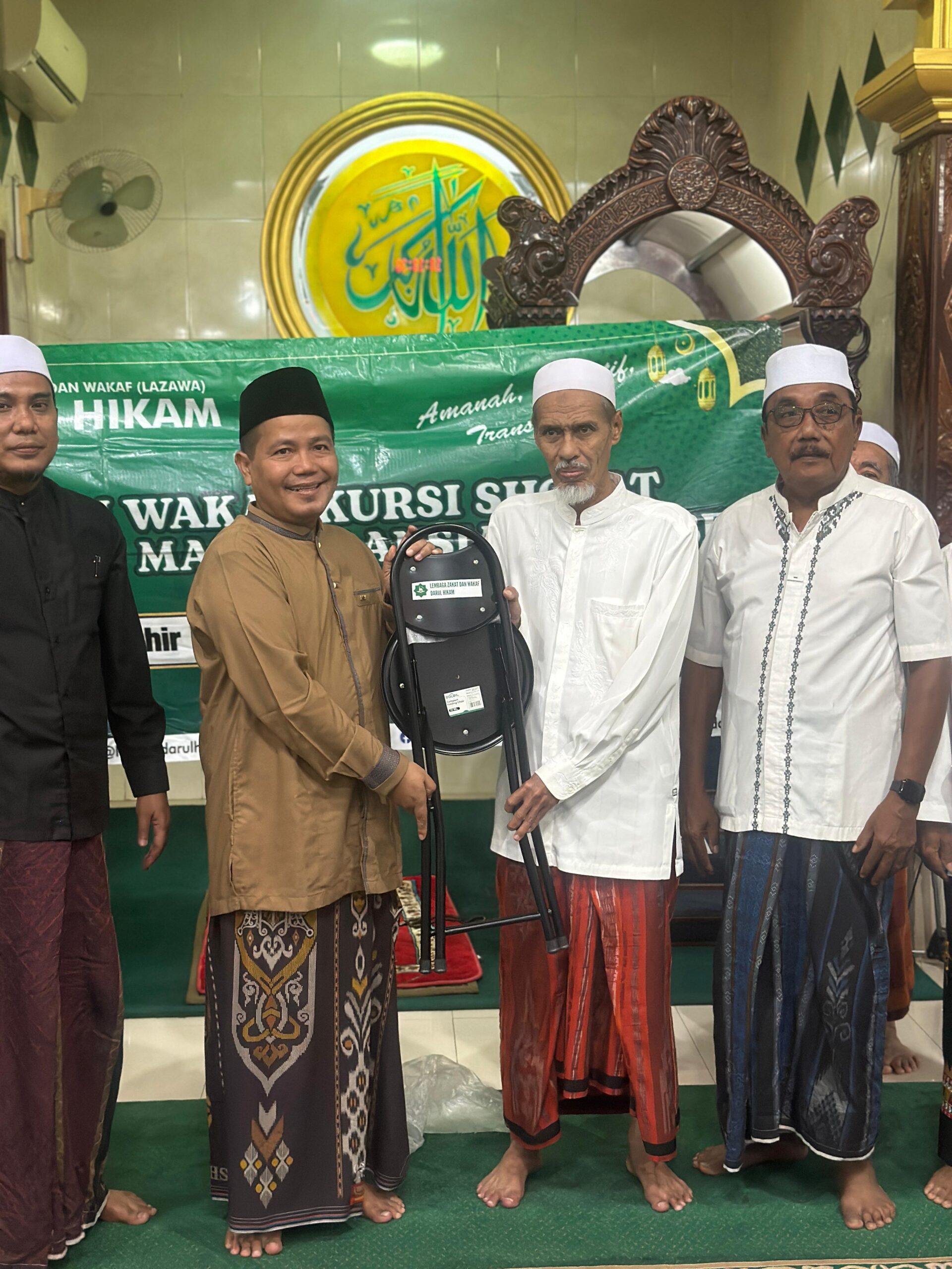 Wakaf Kursi Sholat ke-7 Diserahkan untuk Jamaah Masjid Jami’ Ar-Raudhoh Bangkalan